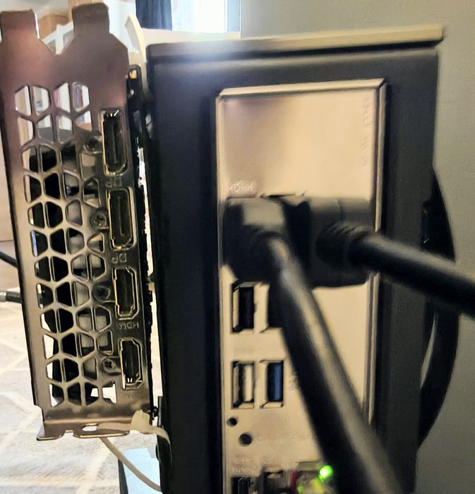 Nvidia RTX 3050 (nu necesita alimentare)