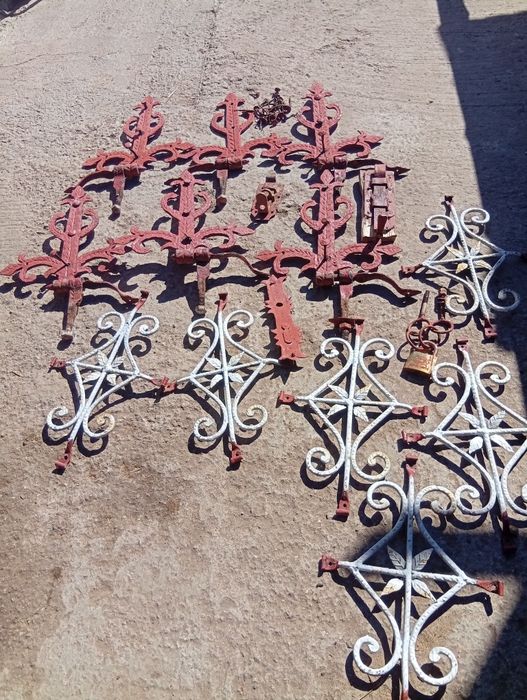 Vand balamale vechi(epocă/istorice) pentru porti