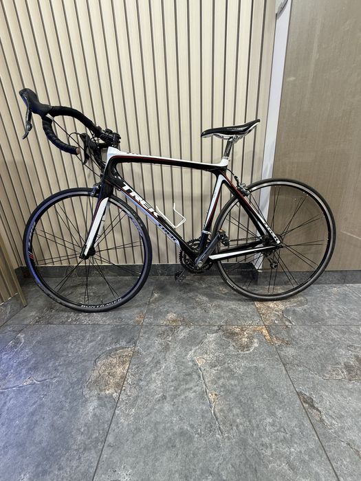 Fane Amanet: Bicicletă de șosea Trek Madone 4.7 din carbon