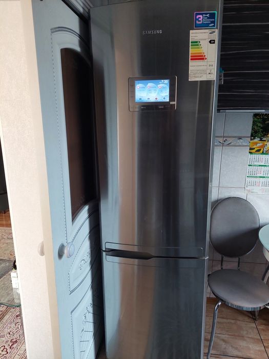 Холодильник с дисплеем