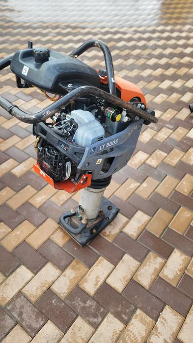 Mai compactor profesional Husqvarna LT 5005