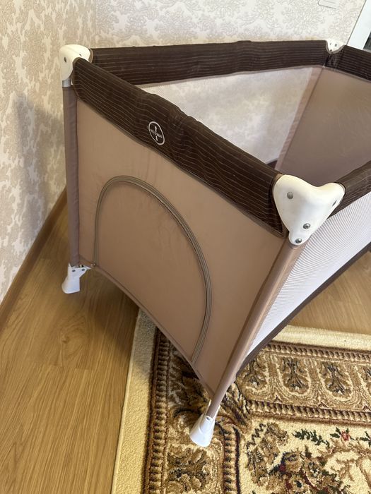 Манеж-кровать до 4-5 лет переносная.