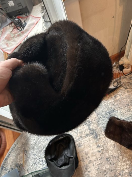 Меховые шапки и кепка