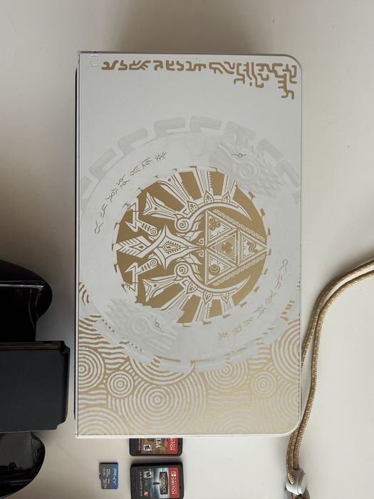 Nintendo Switch OLED Zelda Edition + 2 игри + Zelda Pro Controller + Калъф