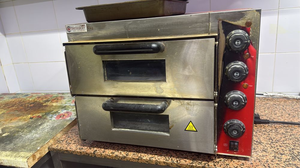 Пицца печь, мебель, пароконвектомат, посуда, мойка с тумбочкой.