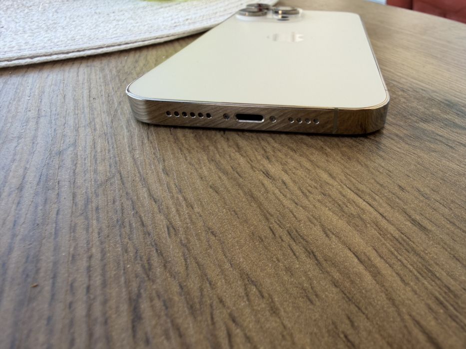 Продавам iphone 14 pro max  бял