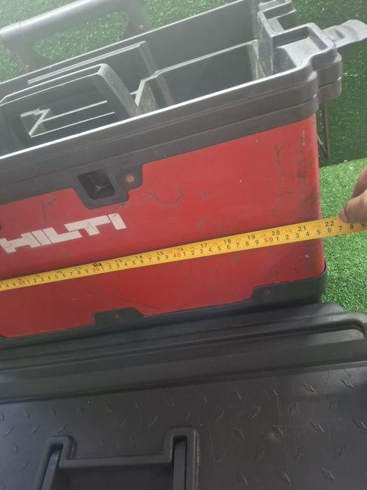 Голям куфар на Hilti с допълнителен етаж и дръжка с колела