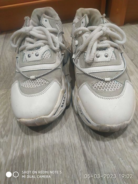 Продам молодежные кроссовки