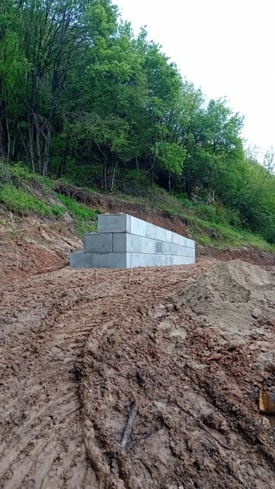 Execut lucrări cu miniexcavatoru