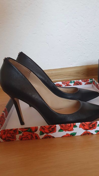 Оригинални Guess черни токчета