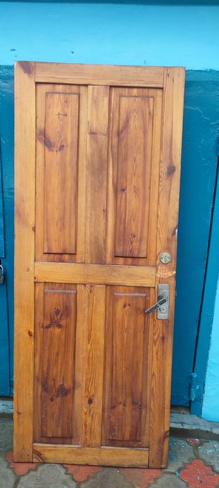 Продам дверь деревянную