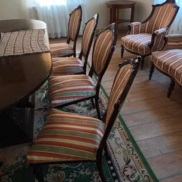 Scaun tapitat, 100 ani vechime