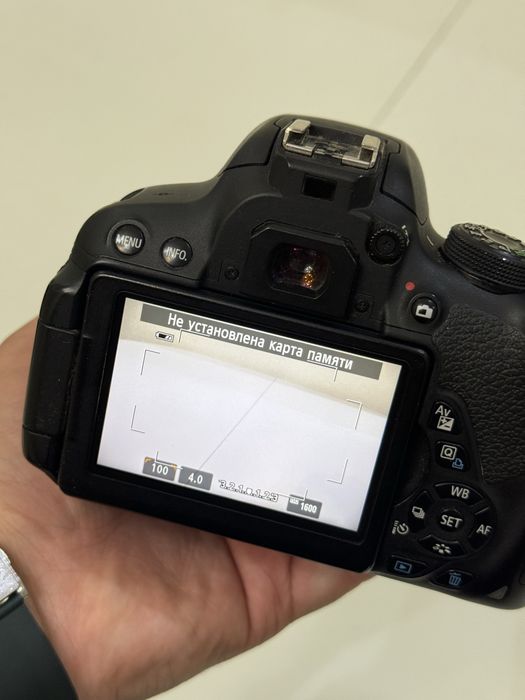 Canon EOS 700D с объективом