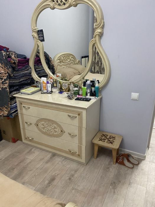 Кровать с матрасом и зеркалом