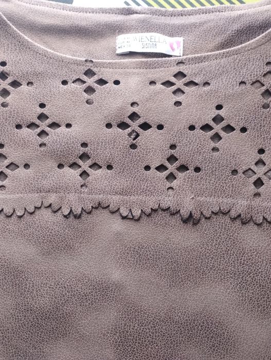 Rochita dreapta ,maneci scurte,model brodat prin perforare