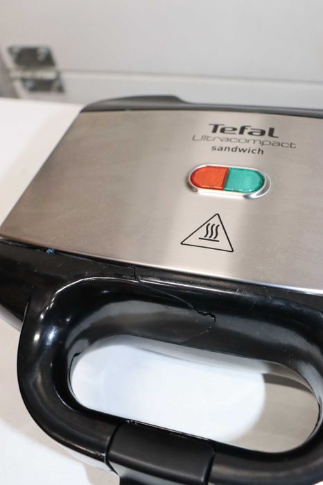 Уред за сандвичи Tefal Ultracompact 700W Незалепващи плочи, с ДЕФЕКТ