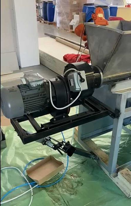 Машина за формоване на топчета от кюспе за риболов и други