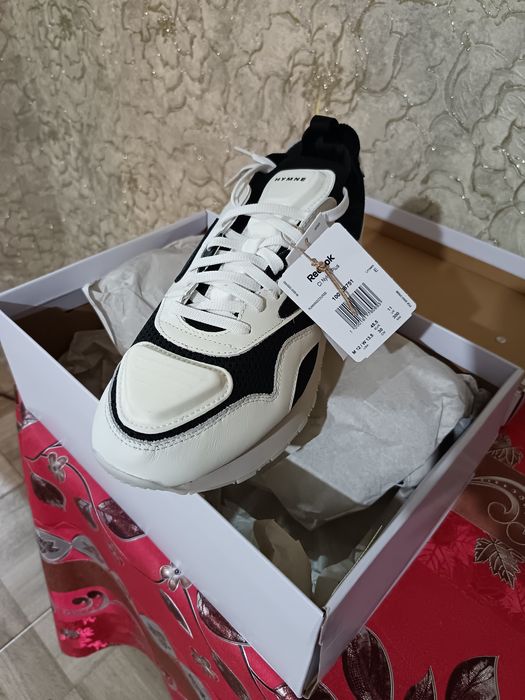 Vând adidași Reebok