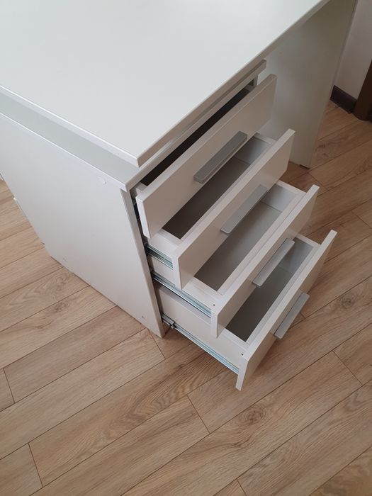 Продам  стол с отдельными яшиками