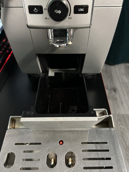 Vand aparat de cafea DeLonghi