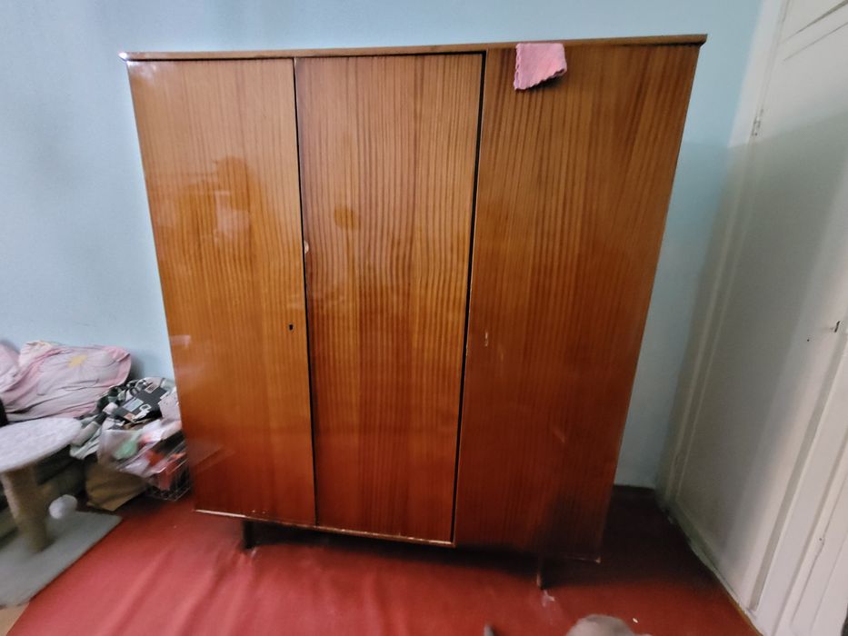 Советский шкаф в приемлимом состоянии