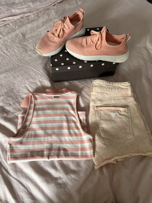 Къси панталонки Guess и боди Guess