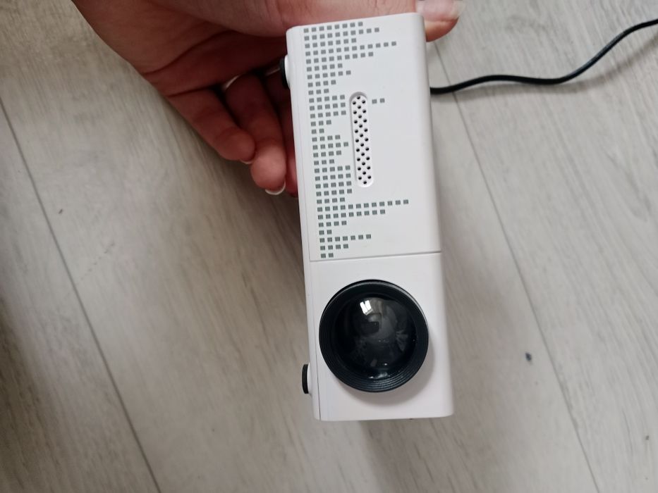 Мини проектор в хорошем состоянии