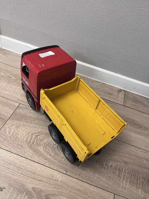 Машина Bruder самосвал