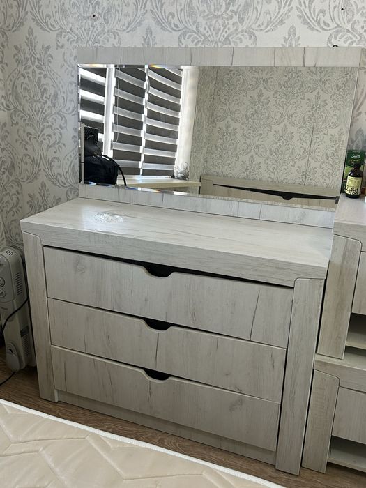 Двухспальный кровать и камод