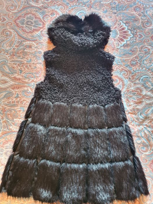 Зимен елегантен елек с косъм и букле