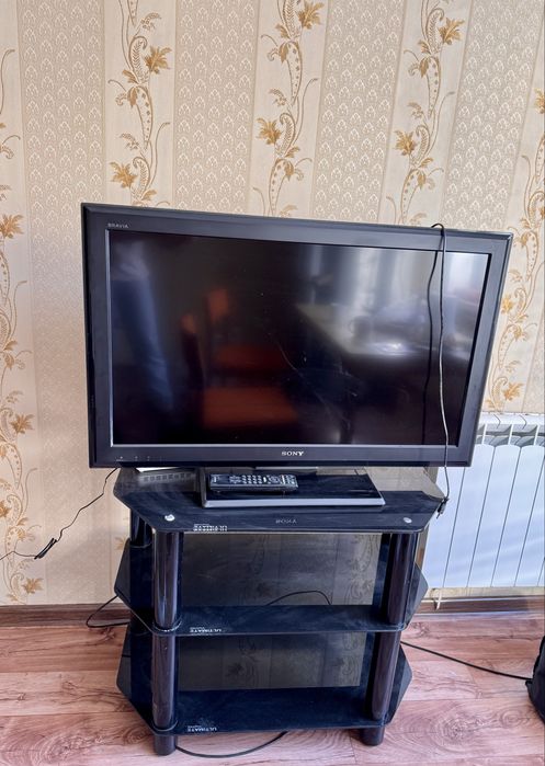 Классный комплект: телевизор SONY и стеклянная полка