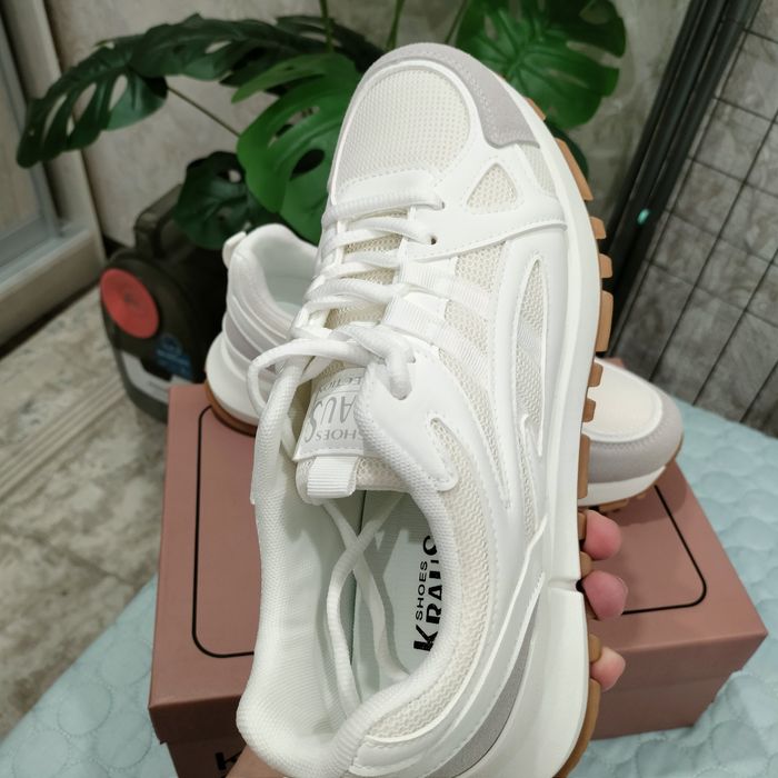 Продам кроссовки женские