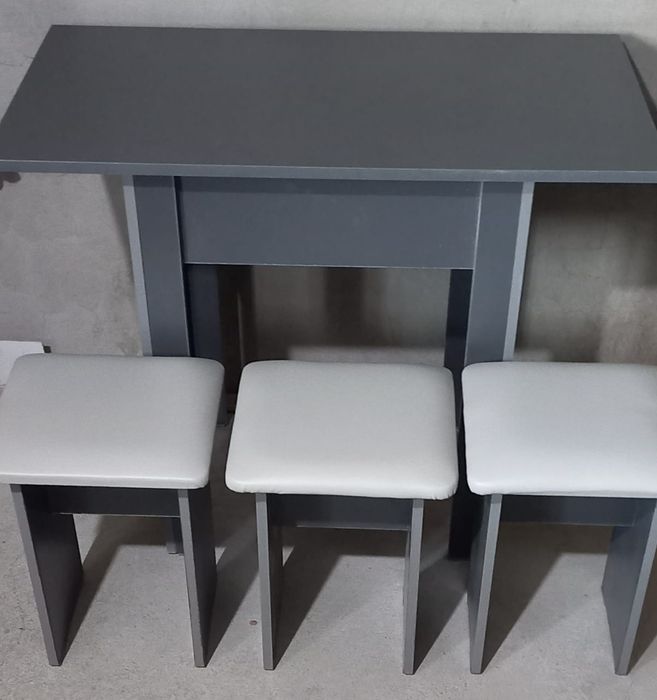 Продаю новый стол и 3 табуретки