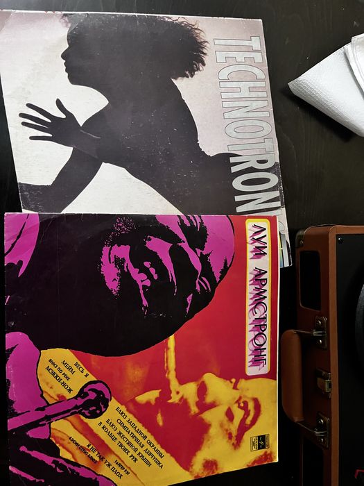 виниловый проигрыватель и 2 диски