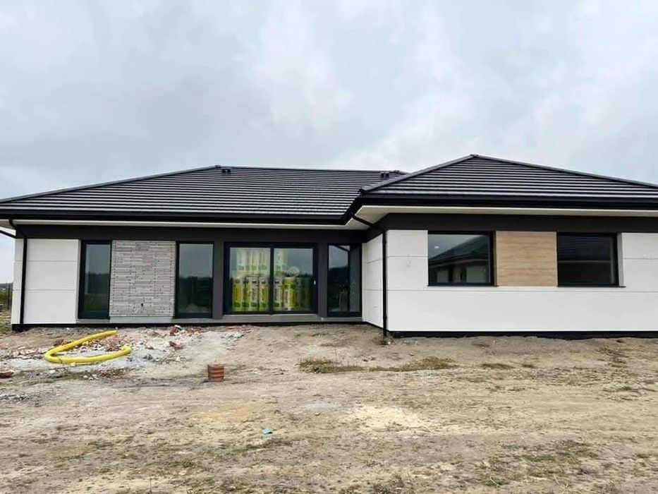 Vând  case modulare  pe structura metalică