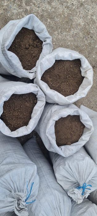 MRANIȚĂ (din gunoi de grajd fermentat 4+ ani) si PĂMÂNT VEGETAL de suprafață (nu este excavat)