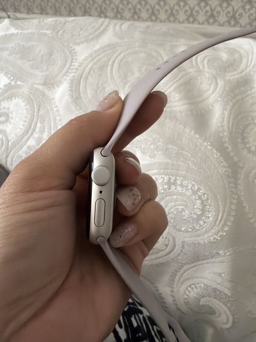 СРОЧНО ПРОДАМ Apple Watch SE 2024