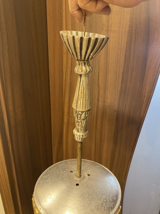 Candelabru vechi necesita restaurare