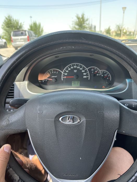 Продам приора машина