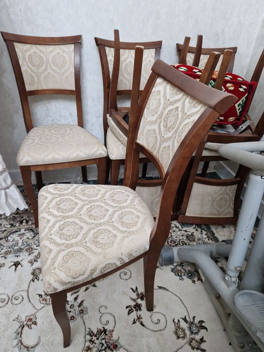 Стулья коричневого цвета