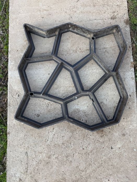 Форма для садовых дорожек.