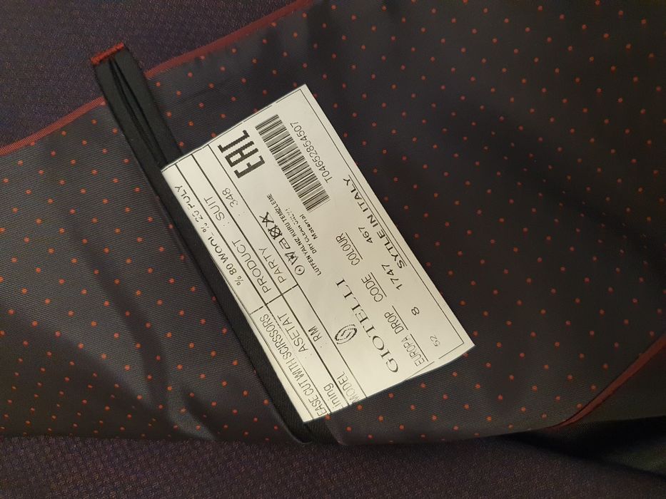 Costum visiniu purtat o data