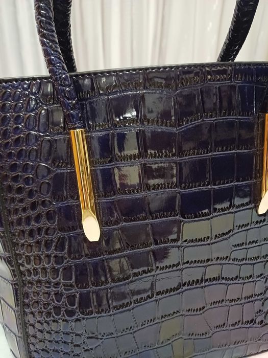 Стилна чанта, изключително красиво индигово синьо,удобно разпределение