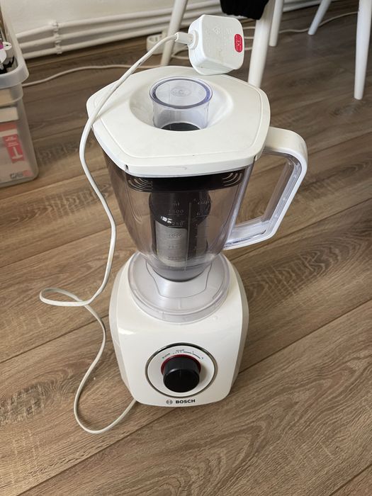 Vând blender Bosch, în stare foarte bună, funcțional.