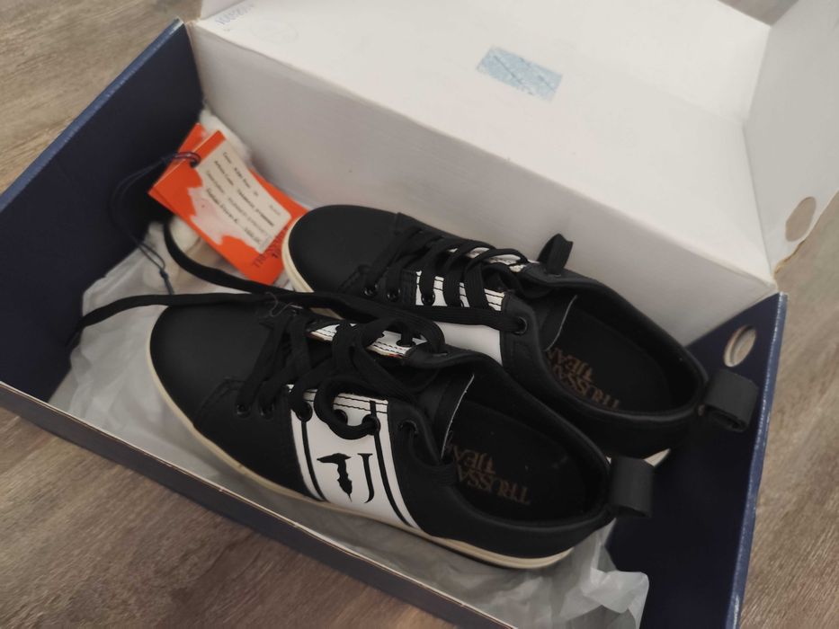 Vand adidasi noi de firma trussardi