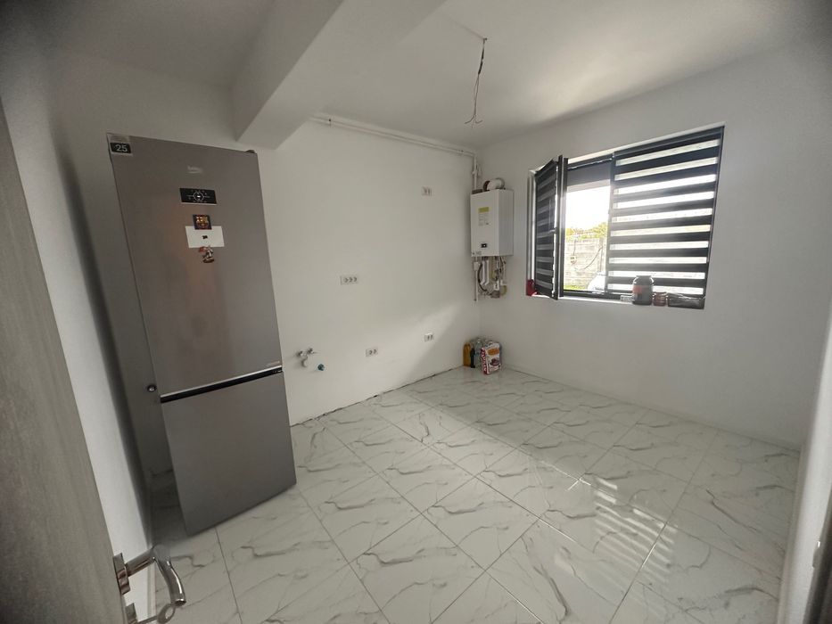 Apartament de vânzare , 3 camere , curte proprie