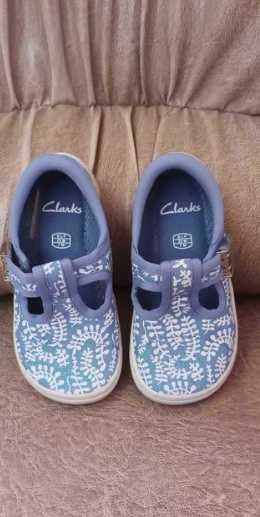 Детски обувки на Jack & Lily Timeless T-Straps Collection и на Clarks