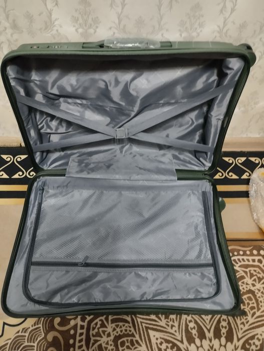 Чемодан изумрудный новый