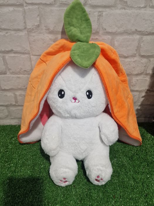 Плюшена играчка зайче морков ягода