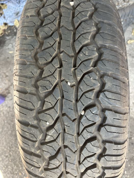 Гуми всесезонни 215  70 16 почти нови
